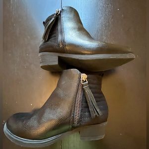 Joe Fresh girls’ size 13 fashion booties.